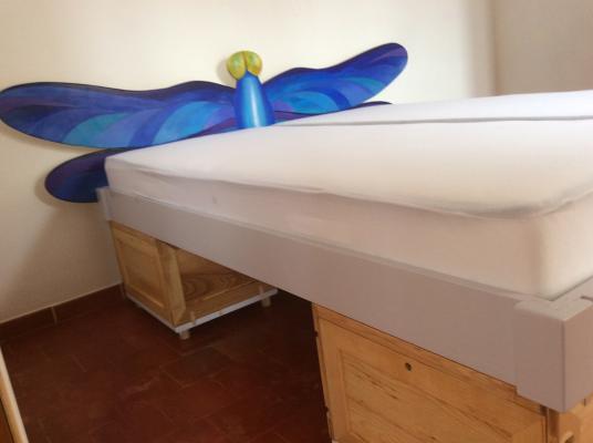 bed-with-dragonfly-headboard-